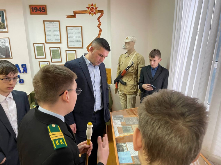 По приглашению учеников Вячеслав Парфёнов посетил музей в первой школе Малоярославца.