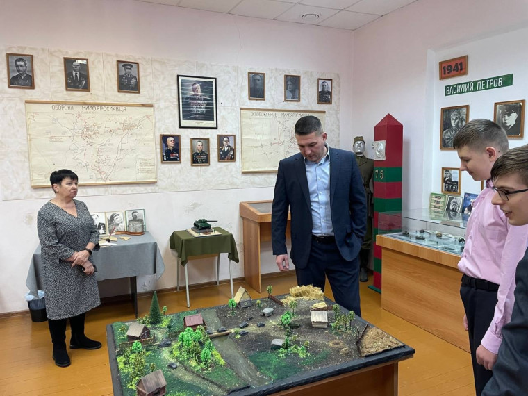 По приглашению учеников Вячеслав Парфёнов посетил музей в первой школе Малоярославца.